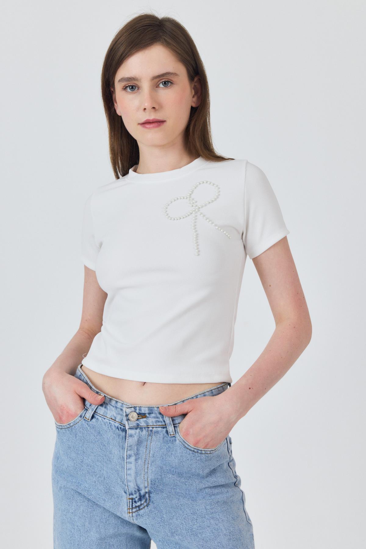 Beyaz İnci Kurdele İşlemeli Crop Slim Fit Tişört 2229 