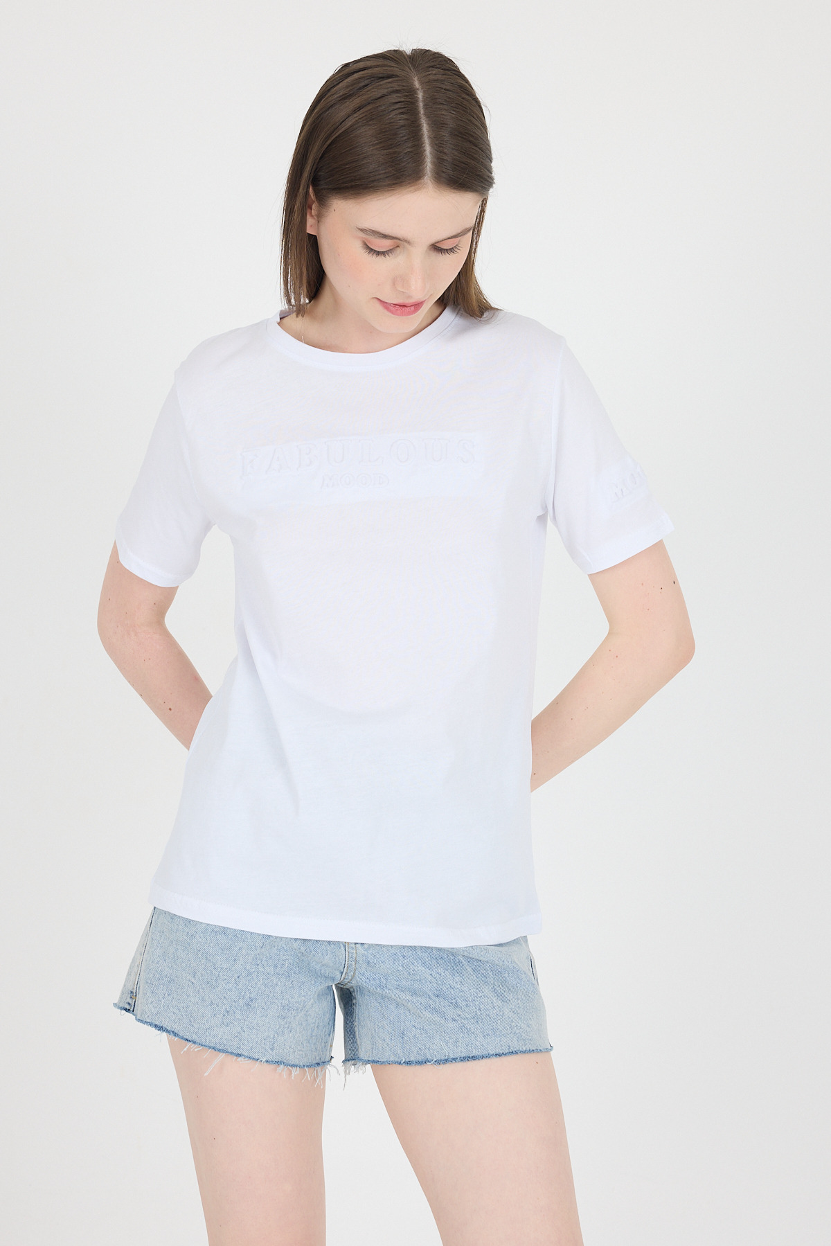 Beyaz Kabartma Yazılı Relaxed Fit Tişört 25209 - RAYS