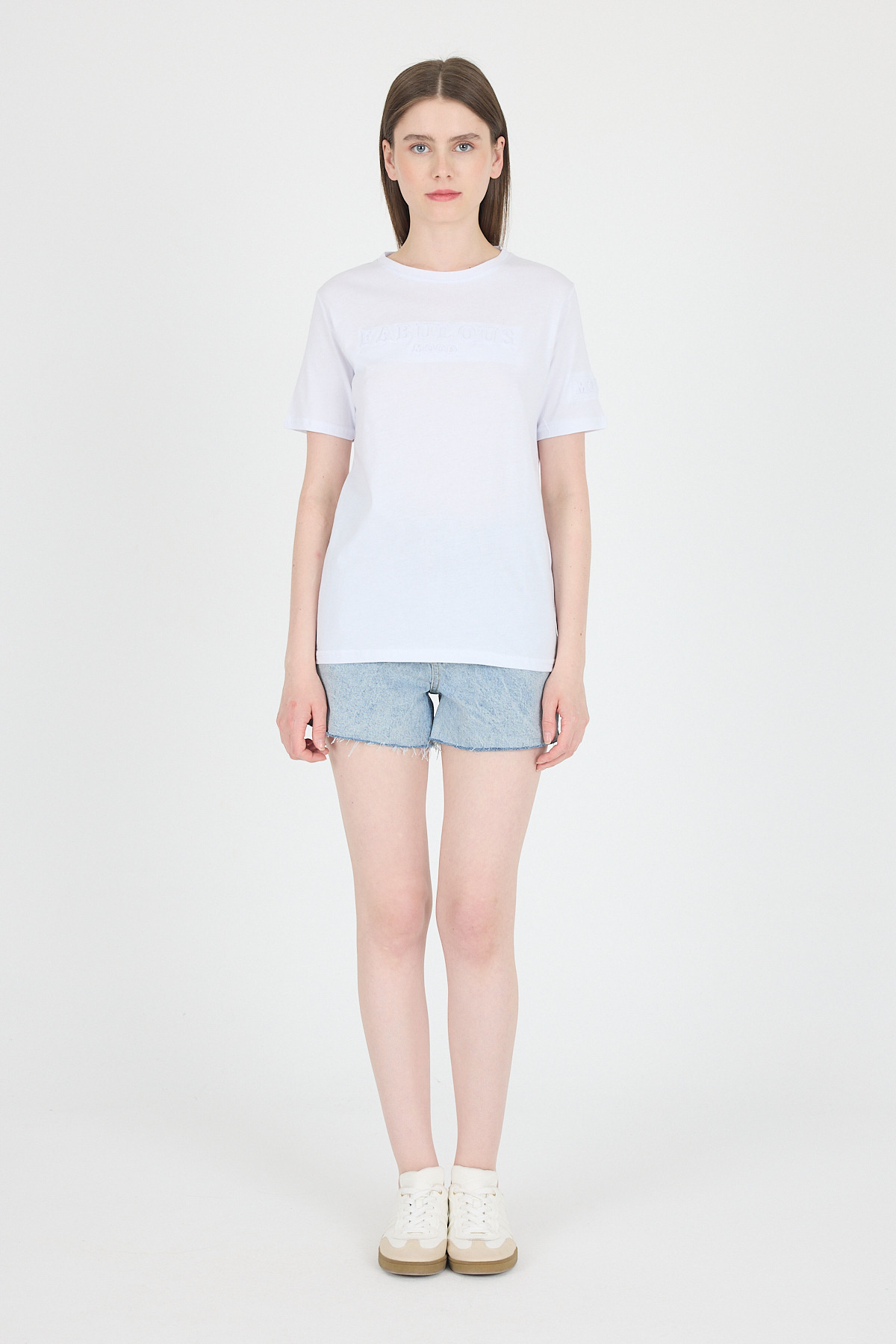 Beyaz Kabartma Yazılı Relaxed Fit Tişört 25209 - RAYS