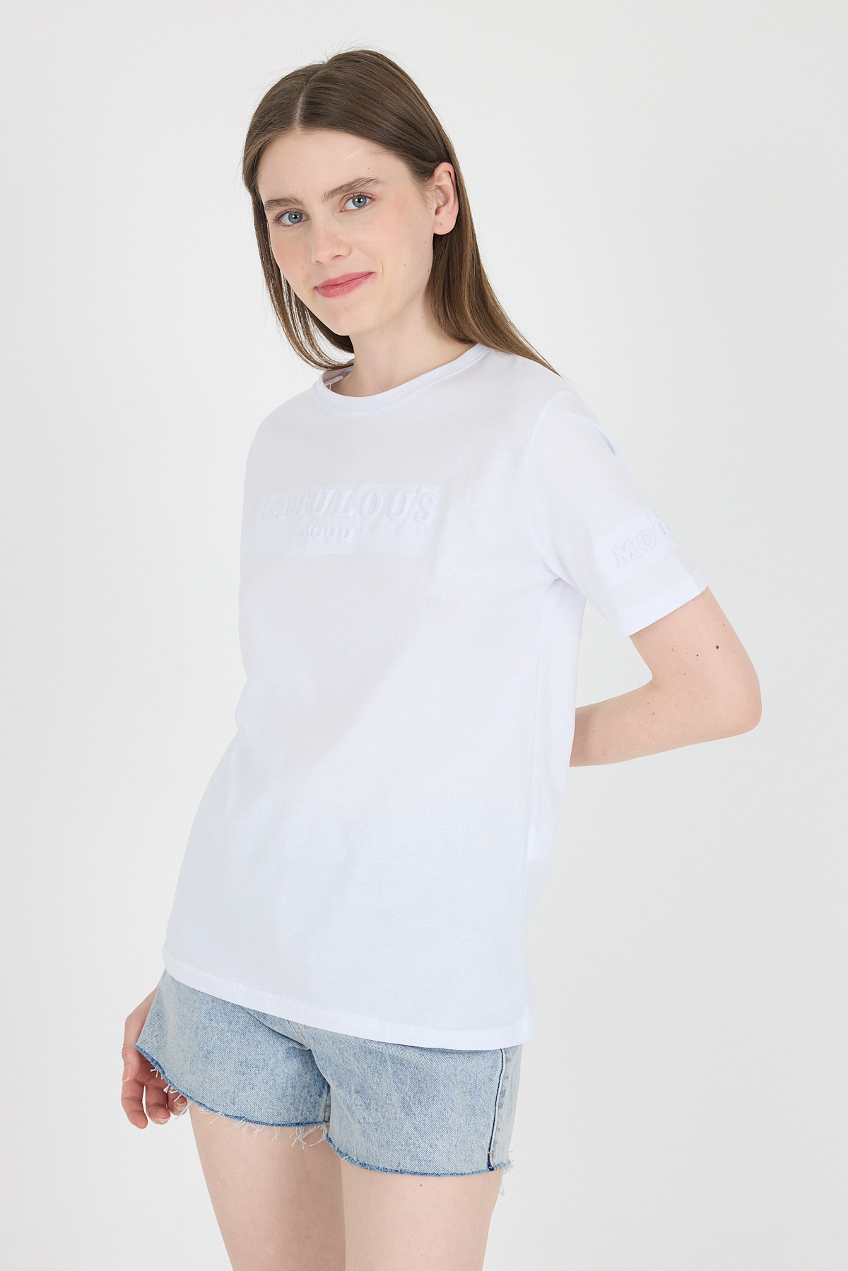 Beyaz Kabartma Yazılı Relaxed Fit Tişört 25209 - RAYS