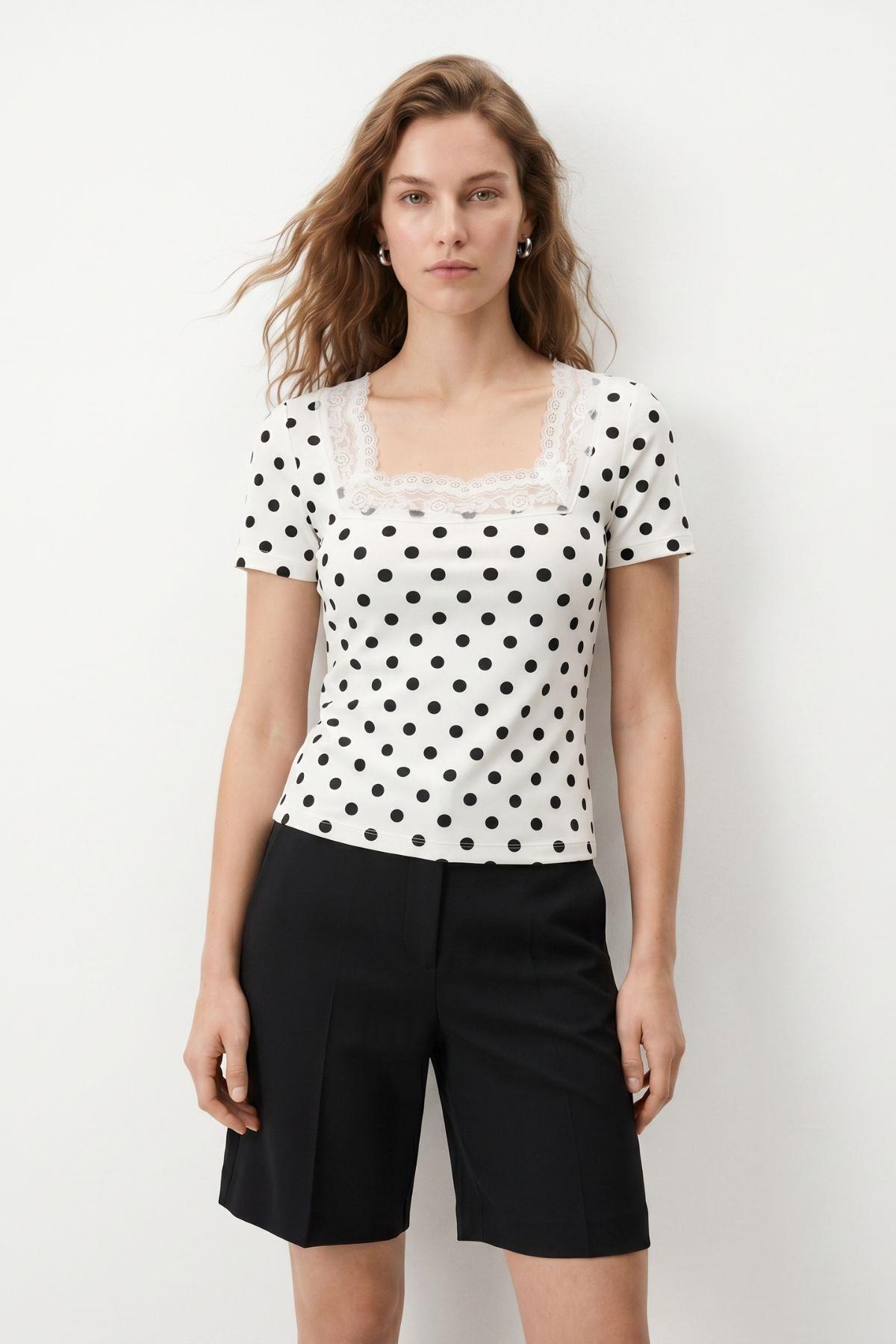 Beyaz Kare Yaka Dantel Detaylı Puantiyeli Crop Bluz 089 - RAYS