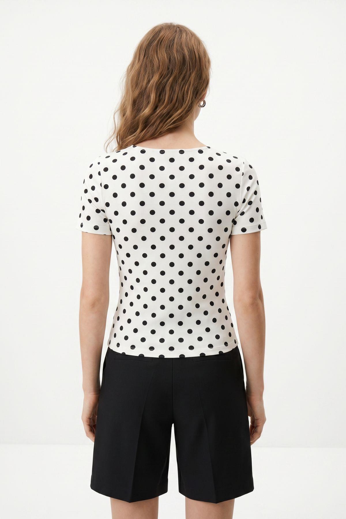 Beyaz Kare Yaka Dantel Detaylı Puantiyeli Crop Bluz 089 - RAYS