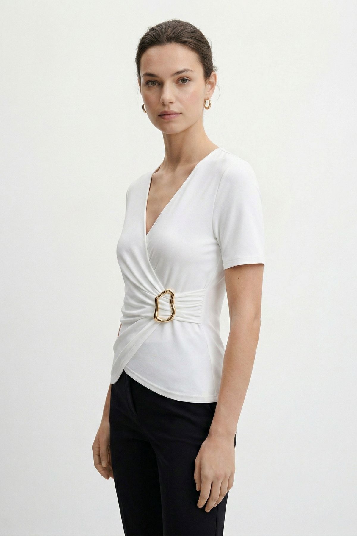 Beyaz Keuvaze Yaka Aksesuarlı Bluz 2309 - RAYS