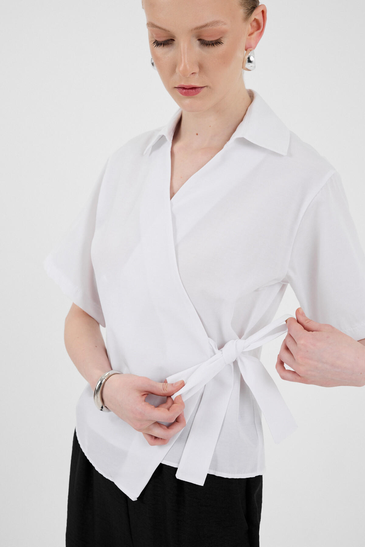 Beyaz Kısa Kol Yan Bağlama Detaylı Bluz 8095A - RAYS