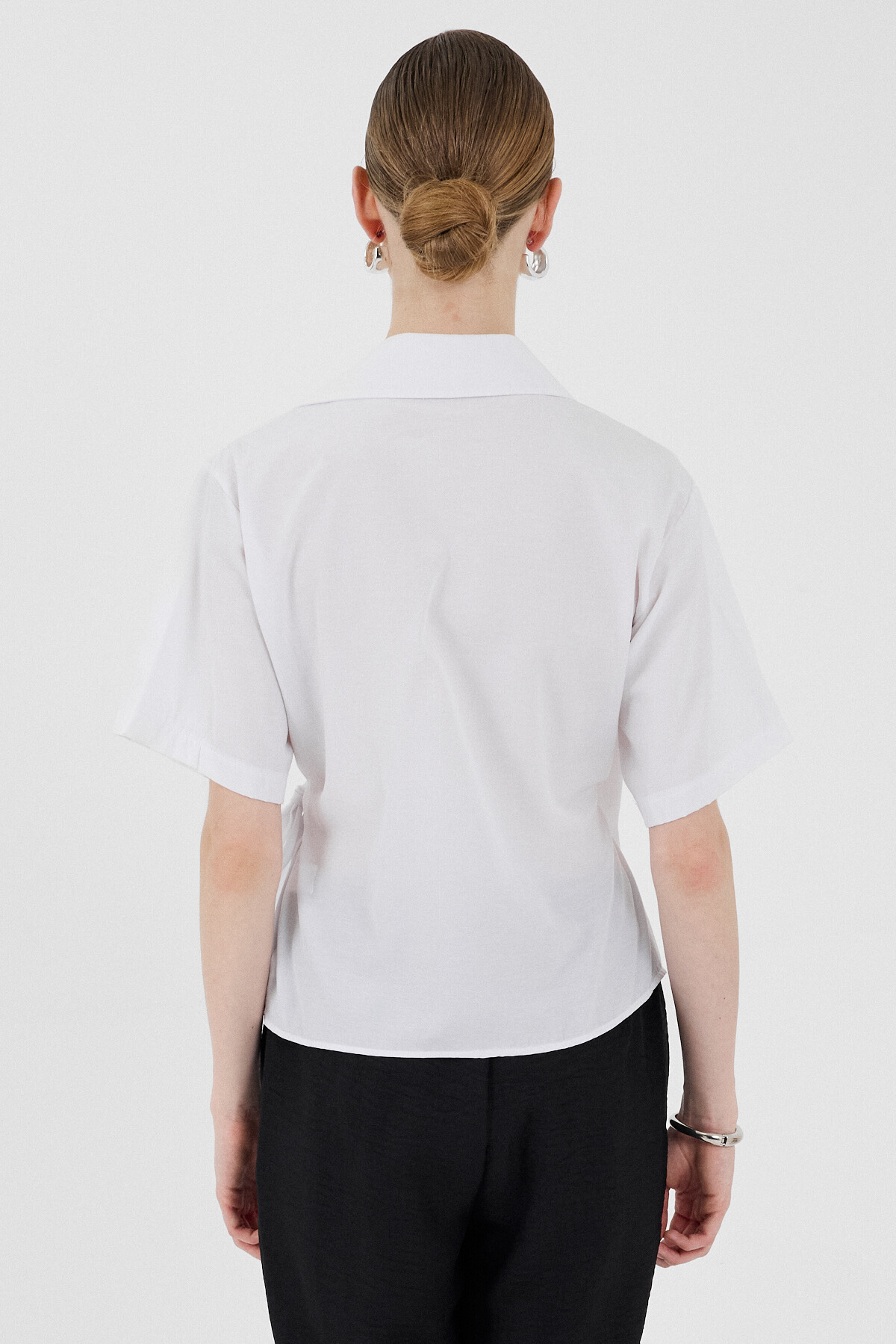 Beyaz Kısa Kol Yan Bağlama Detaylı Bluz 8095A - 5