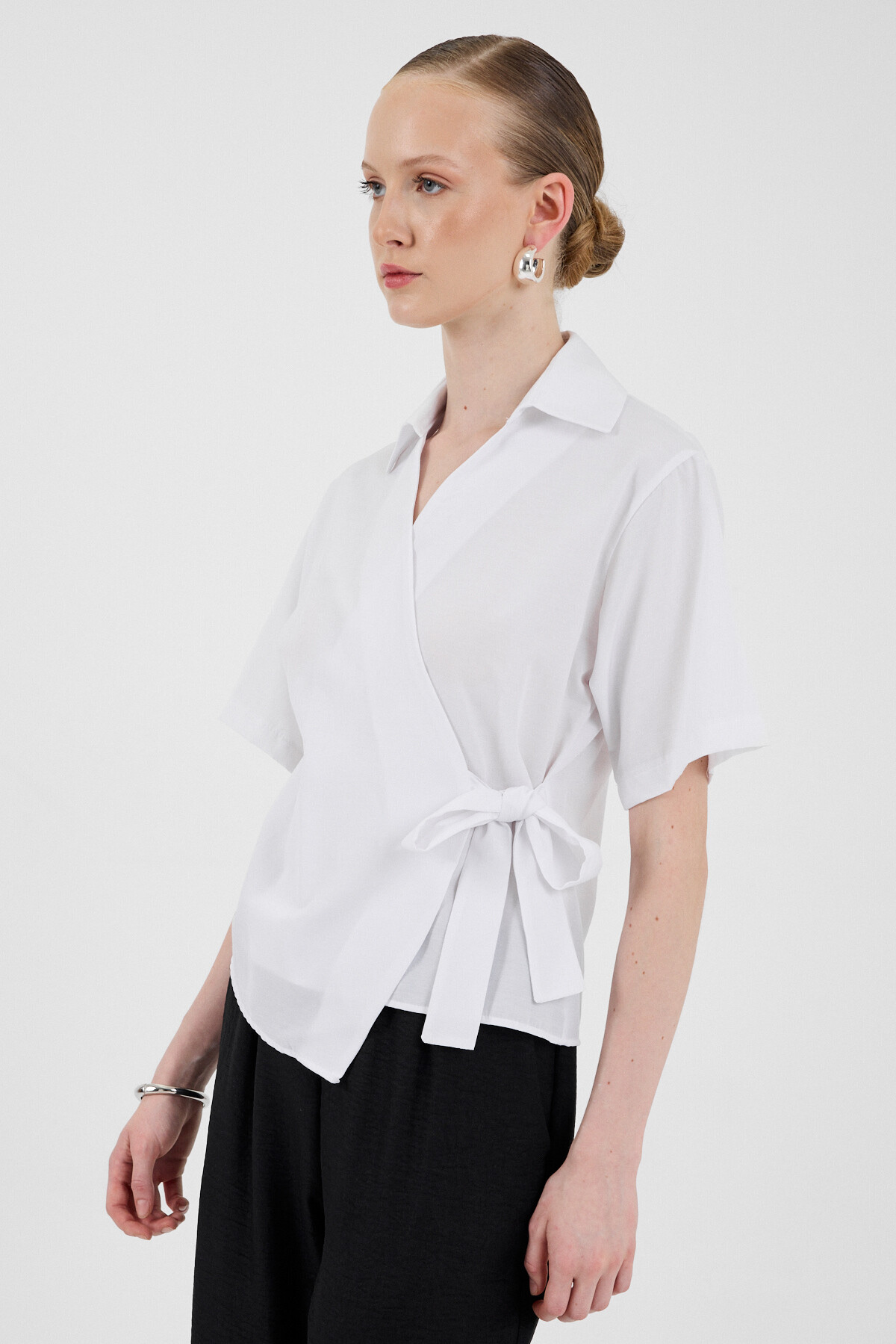 Beyaz Kısa Kol Yan Bağlama Detaylı Bluz 8095A - 1