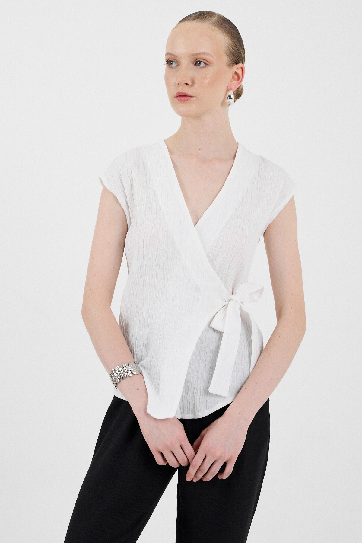 Beyaz Kruvaze Yaka Bağlama Detaylı Bluz 8025A - 1