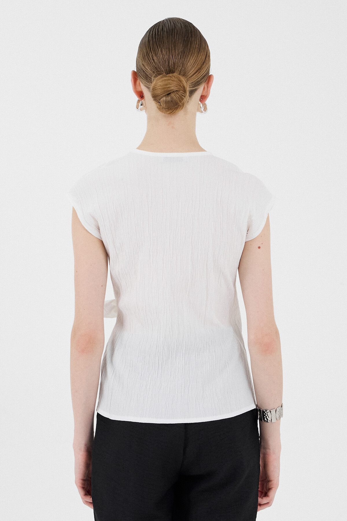 Beyaz Kruvaze Yaka Bağlama Detaylı Bluz 8025A - 5