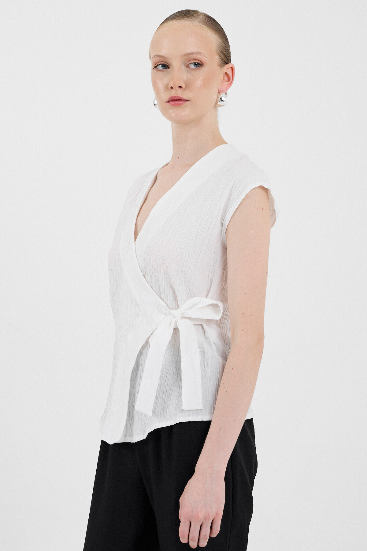 Beyaz Kruvaze Yaka Bağlama Detaylı Bluz 8025A - 2