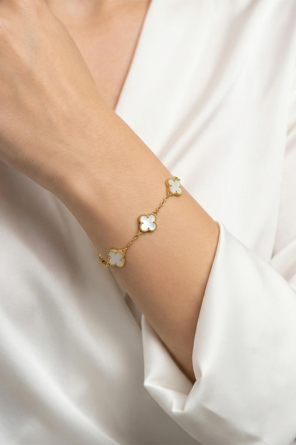 Beyaz Küçük Yonca Figürlü Gold Renk Bileklik 0130 