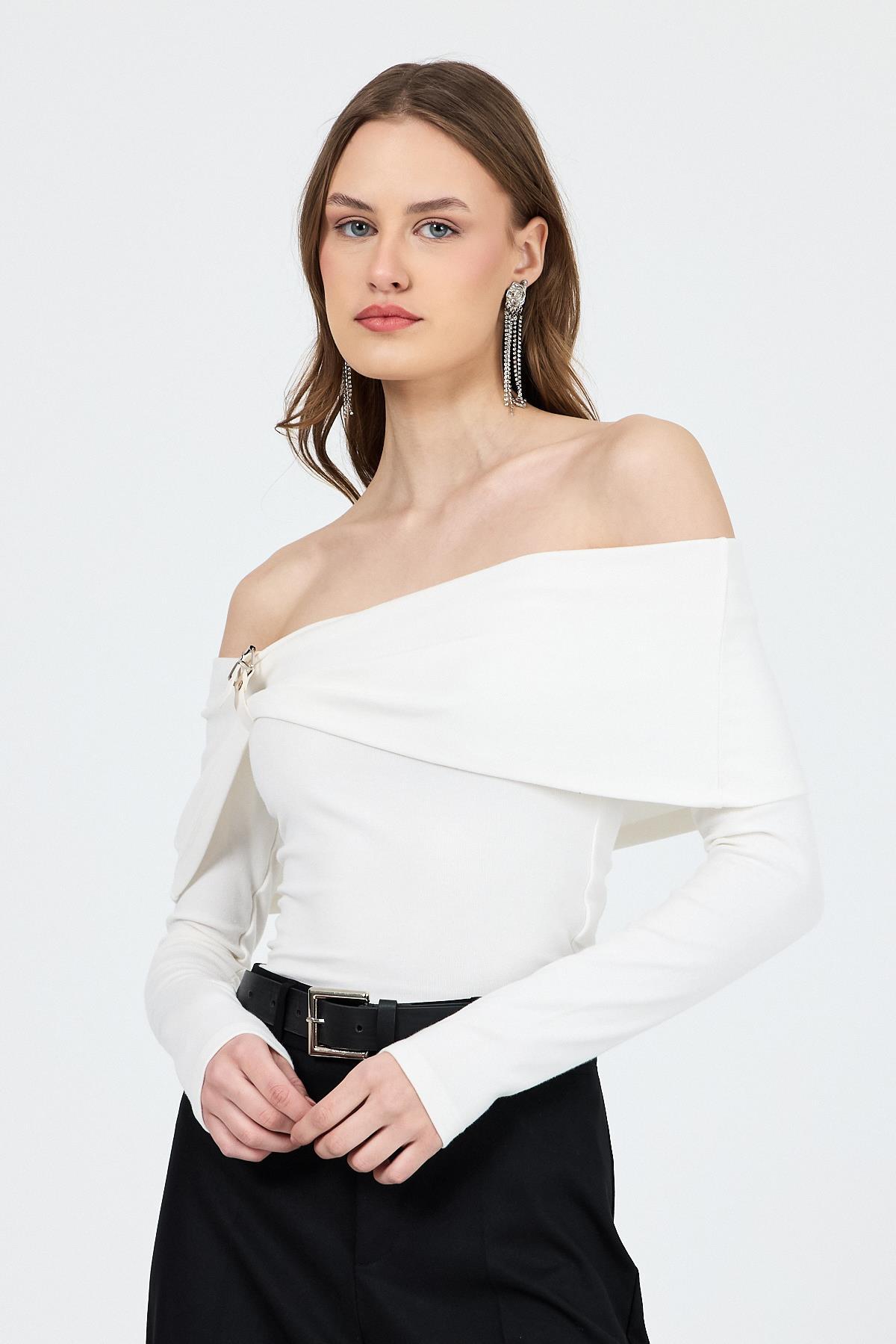 Beyaz Madonna Yaka Toka Detaylı Bluz 1465 