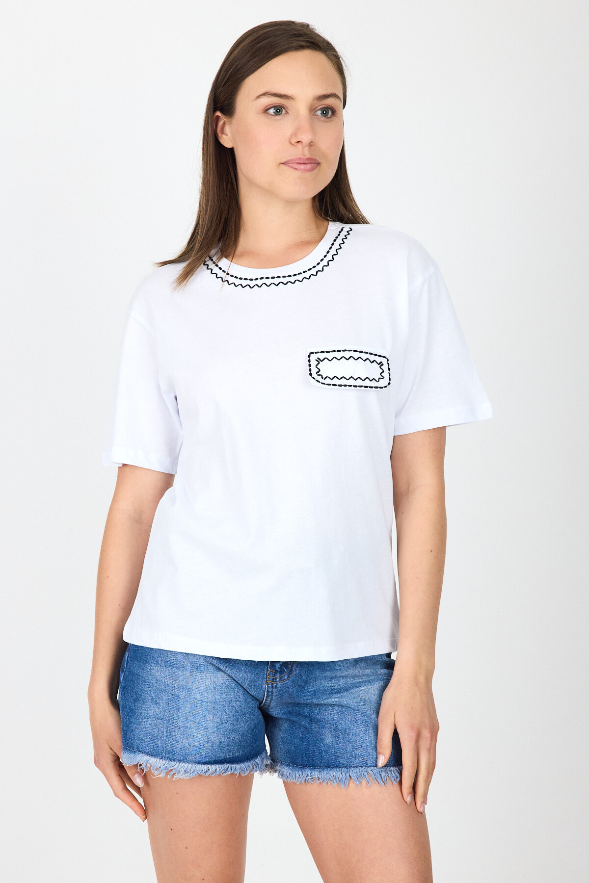 Beyaz Nakış İşlemeli Cep Görünüm Detaylı Tişört 2255M 
