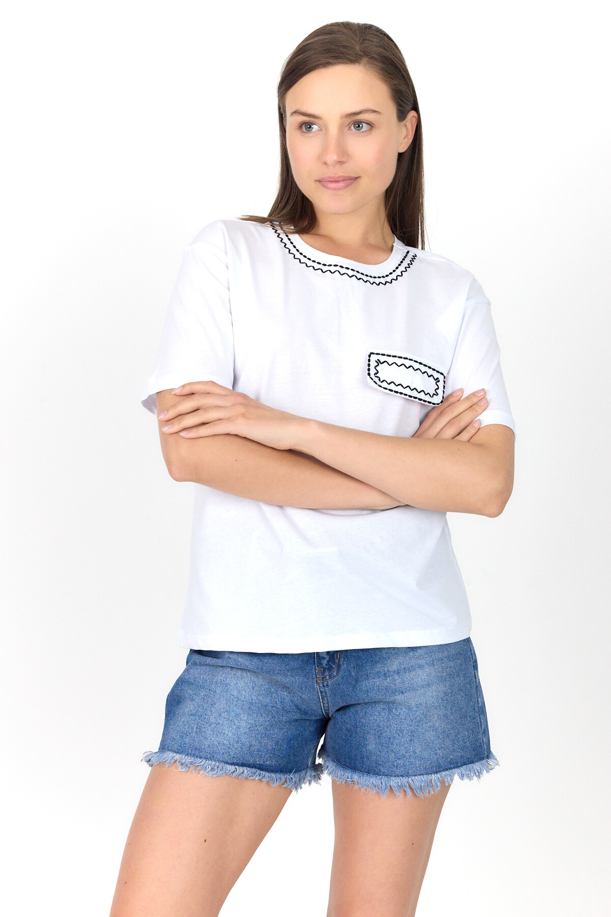 Beyaz Nakış İşlemeli Cep Görünüm Detaylı Tişört 2255M - 6