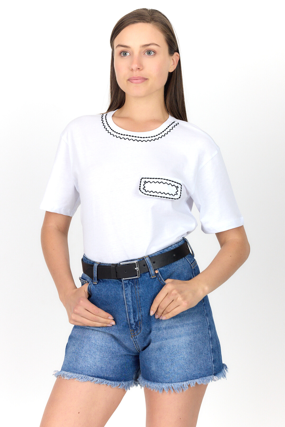 Beyaz Nakış İşlemeli Cep Görünüm Detaylı Tişört 2255M - 2