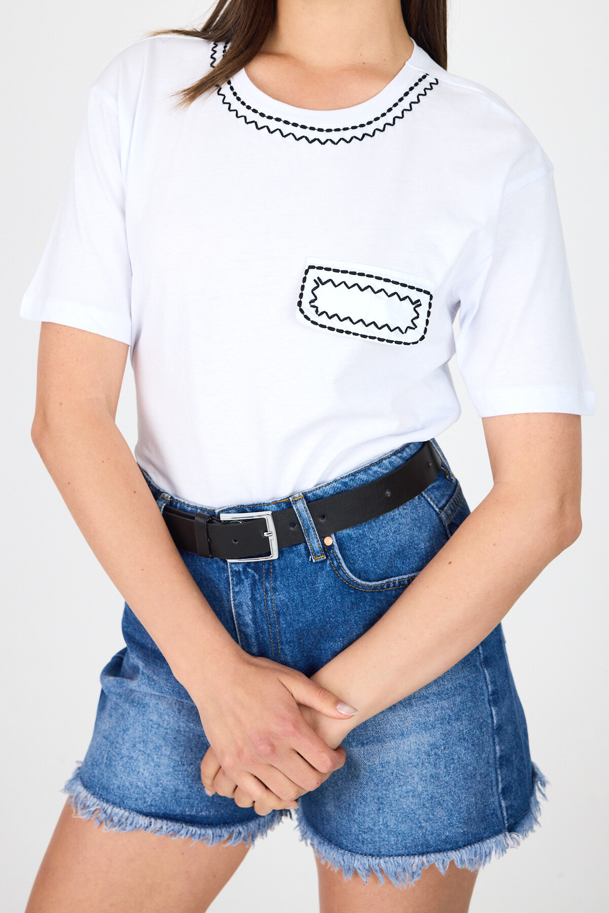 Beyaz Nakış İşlemeli Cep Görünüm Detaylı Tişört 2255M - 4