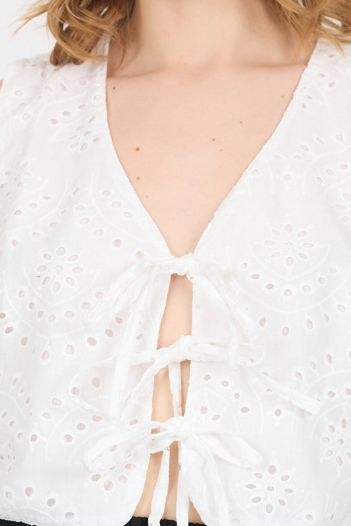 Beyaz Nakışlı Kolsuz Bağlama Detaylı Crop Yelek 8031 - 4