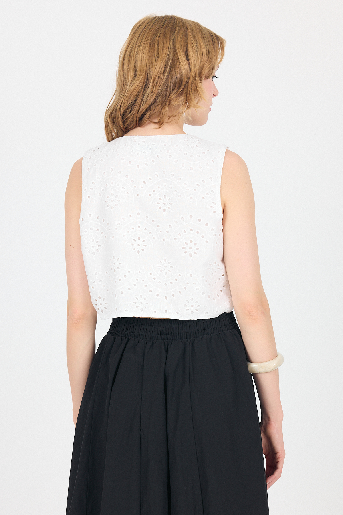 Beyaz Nakışlı Kolsuz Bağlama Detaylı Crop Yelek 8031 - 5