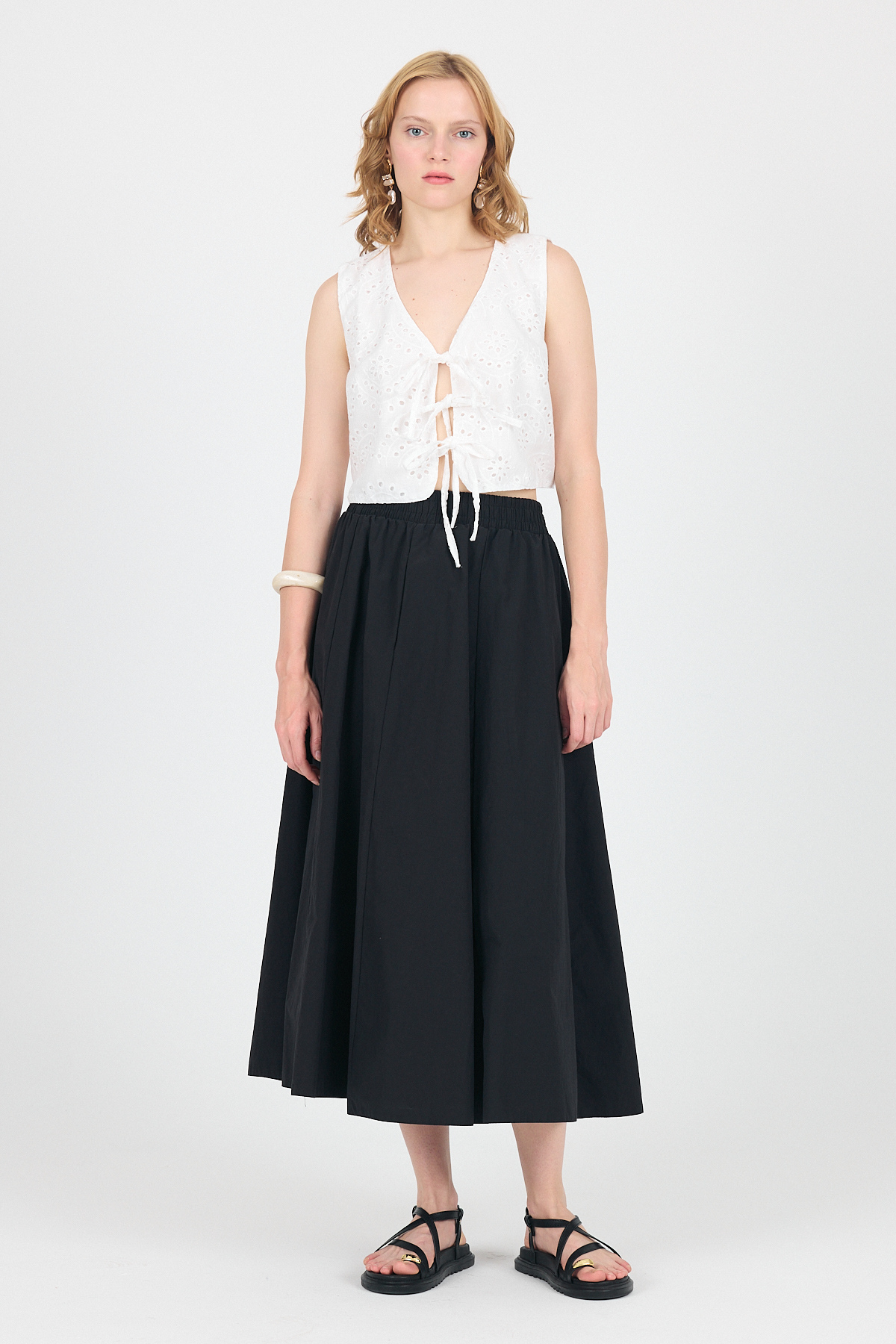 Beyaz Nakışlı Kolsuz Bağlama Detaylı Crop Yelek 8031 - RAYS