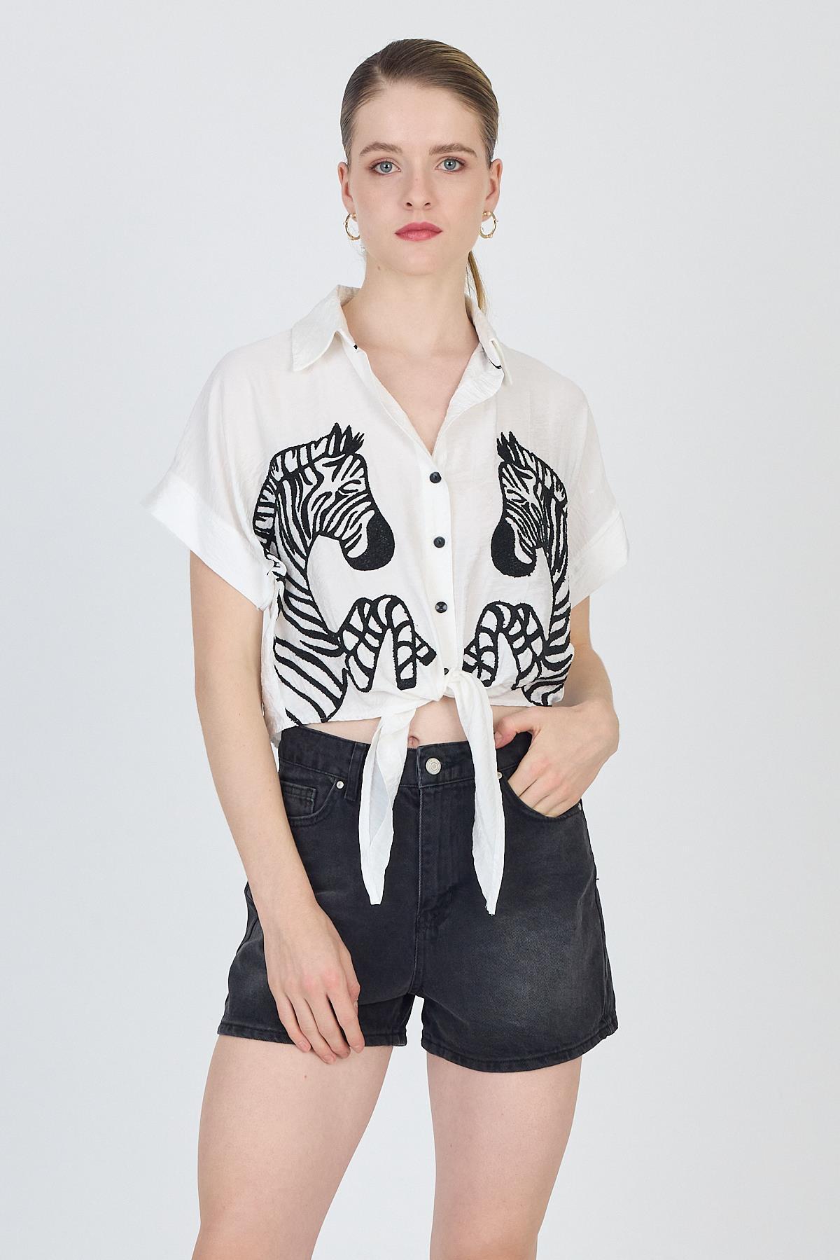 Beyaz Nakışlı Zebra Desenli Bağlamalı Crop Gömlek 2257 