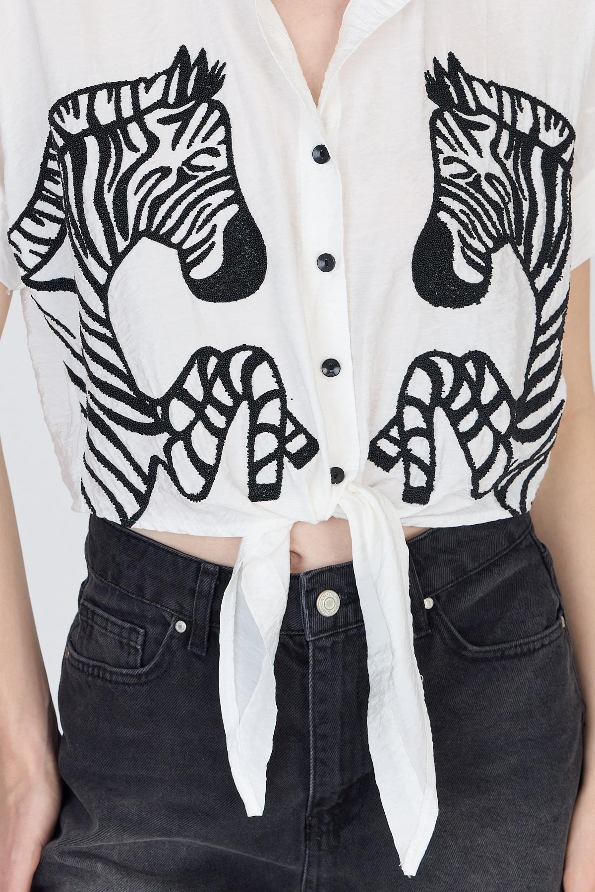 Beyaz Nakışlı Zebra Desenli Bağlamalı Crop Gömlek 2257 - RAYS
