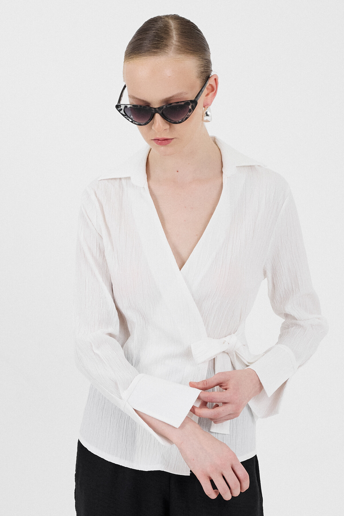 Beyaz Ön Bağlama Detaylı Uzun Kol Bluz 8019A 