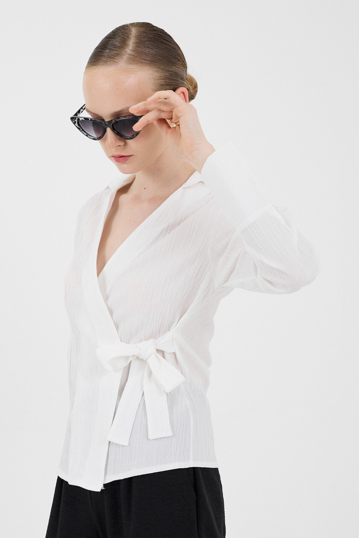 Beyaz Ön Bağlama Detaylı Uzun Kol Bluz 8019A - 6