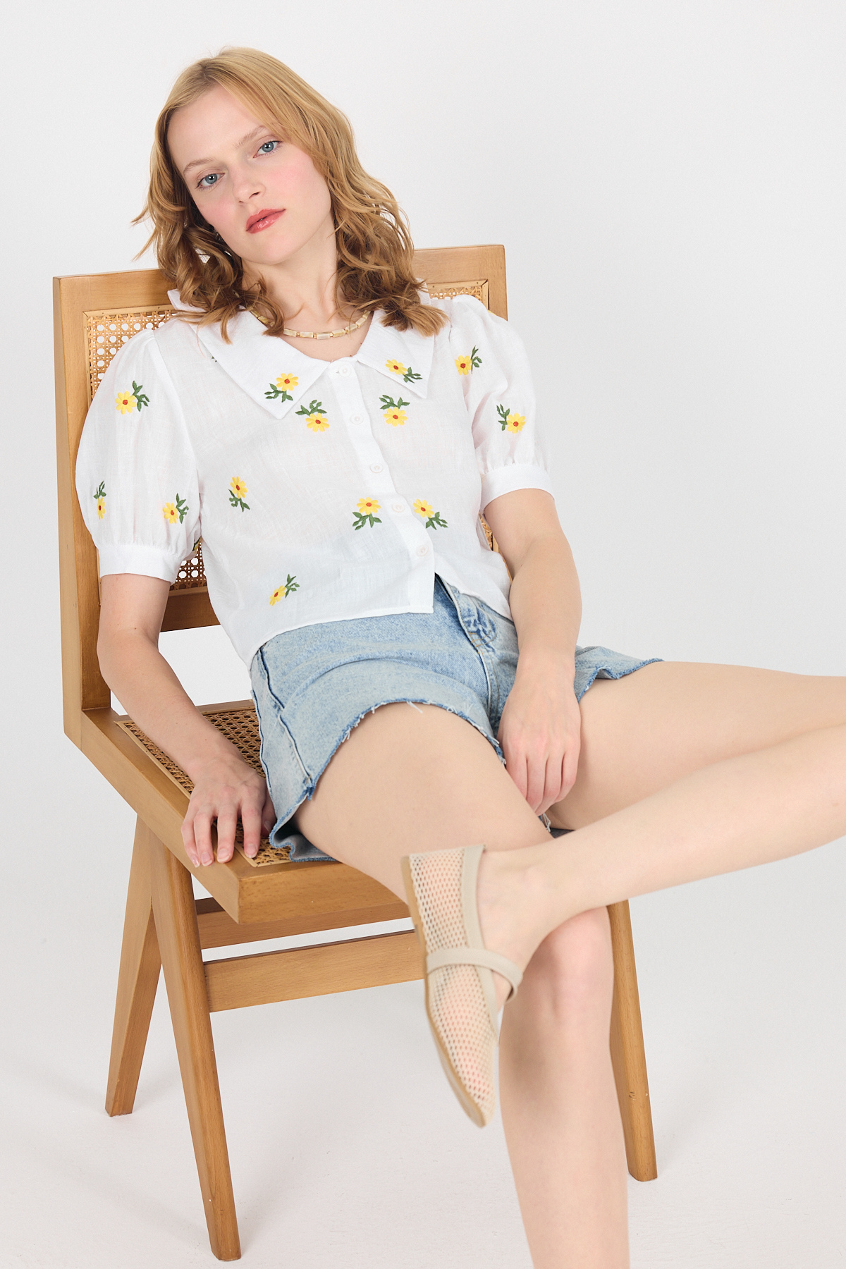 Beyaz Papatya İşlemeli Bebe Yaka %100 Pamuk Müslin Gömlek Bluz 0391 