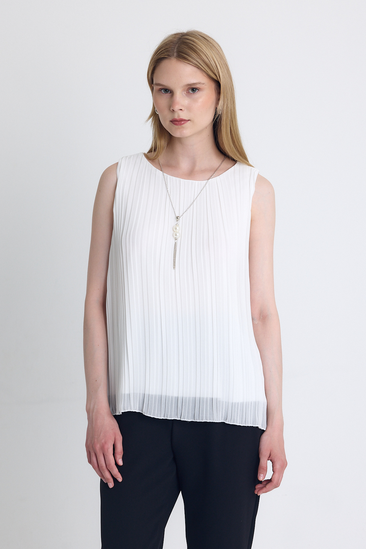 Beyaz Pileli Kolye Aksesuar Detaylı Kolsuz Bluz 220 - 1