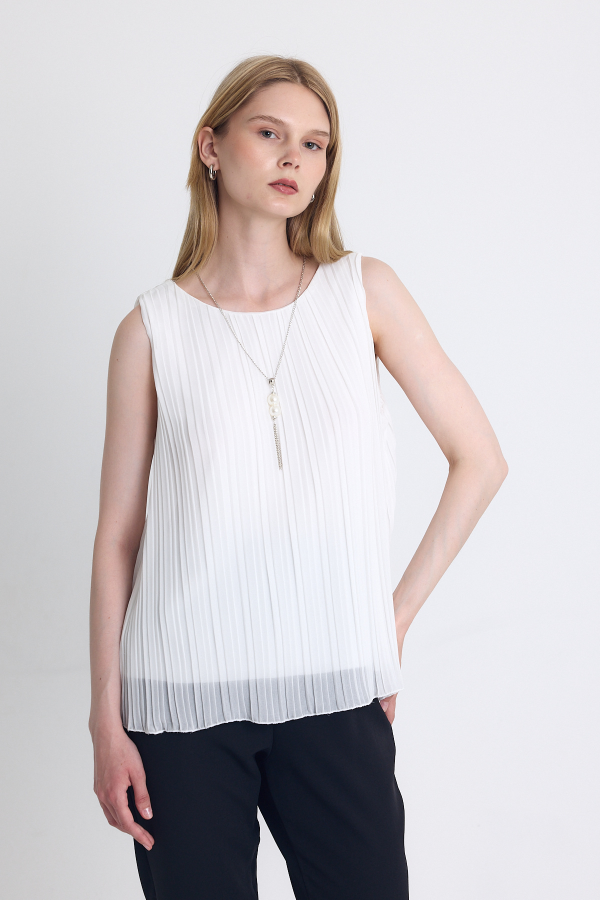 Beyaz Pileli Kolye Aksesuar Detaylı Kolsuz Bluz 220 - 2