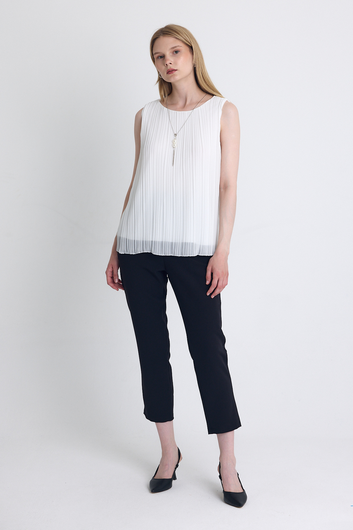 Beyaz Pileli Kolye Aksesuar Detaylı Kolsuz Bluz 220 - 3