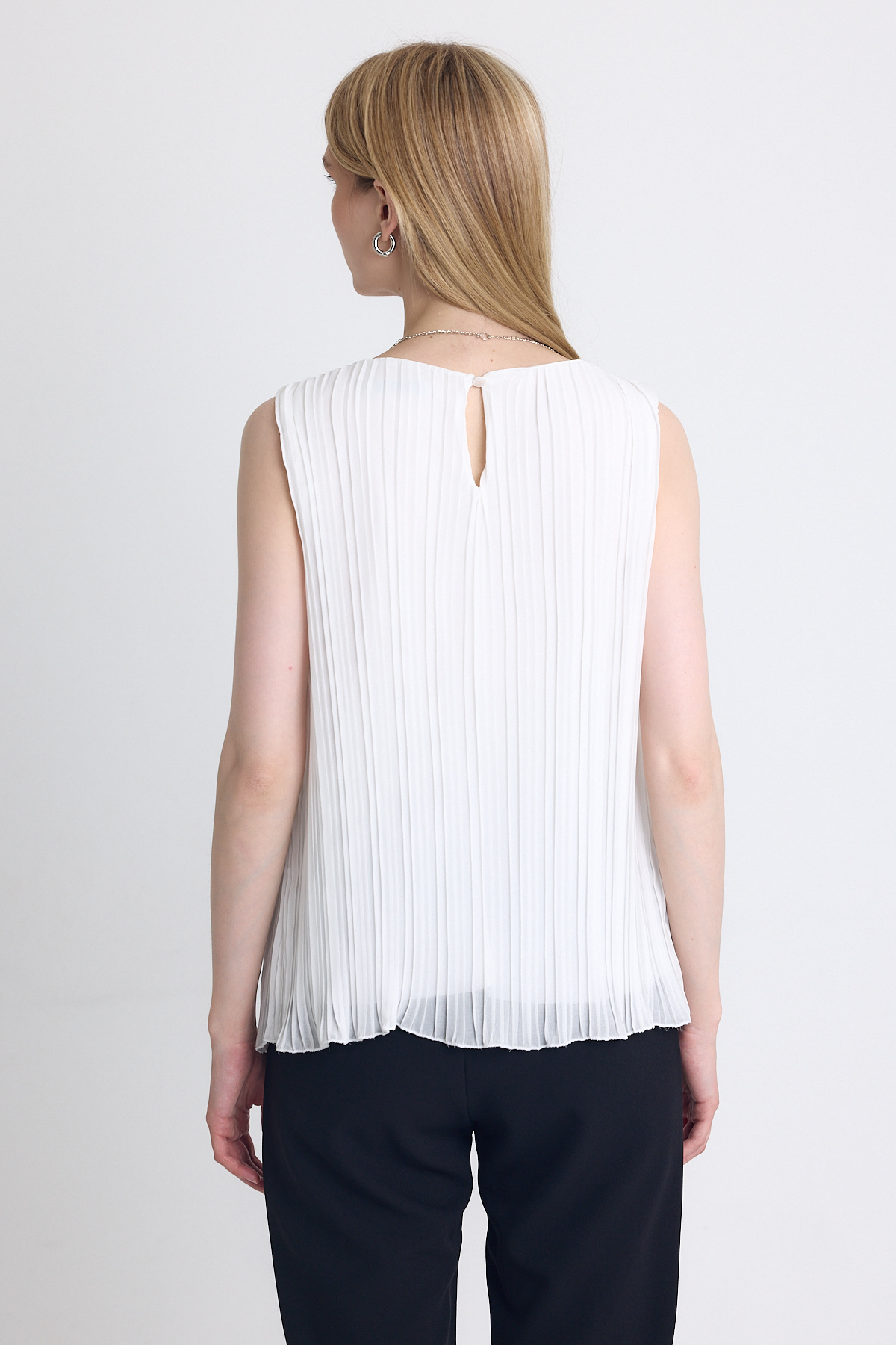 Beyaz Pileli Kolye Aksesuar Detaylı Kolsuz Bluz 220 - 5