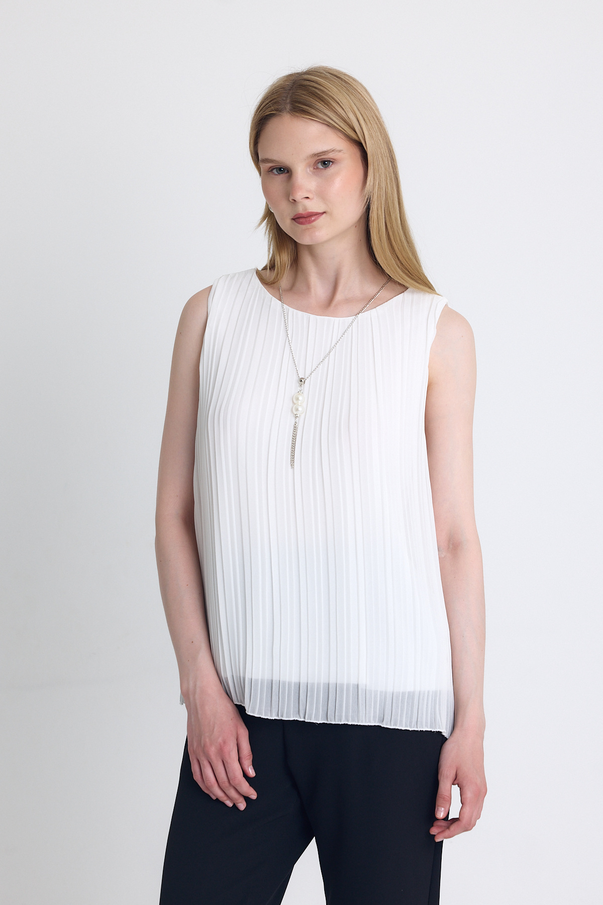 Beyaz Pileli Kolye Aksesuar Detaylı Kolsuz Bluz 220 - 6