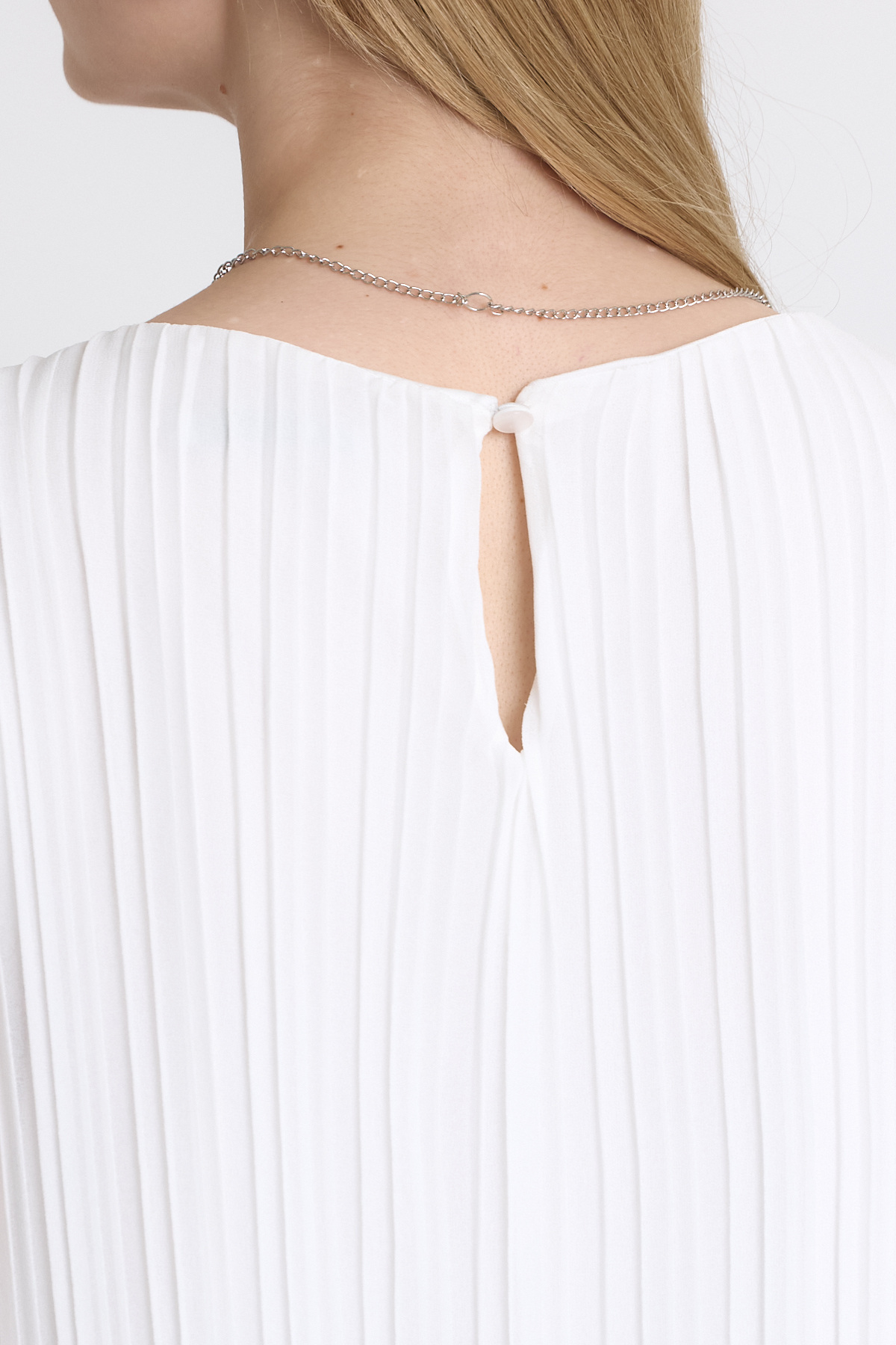 Beyaz Pileli Kolye Aksesuar Detaylı Kolsuz Bluz 220 - 4