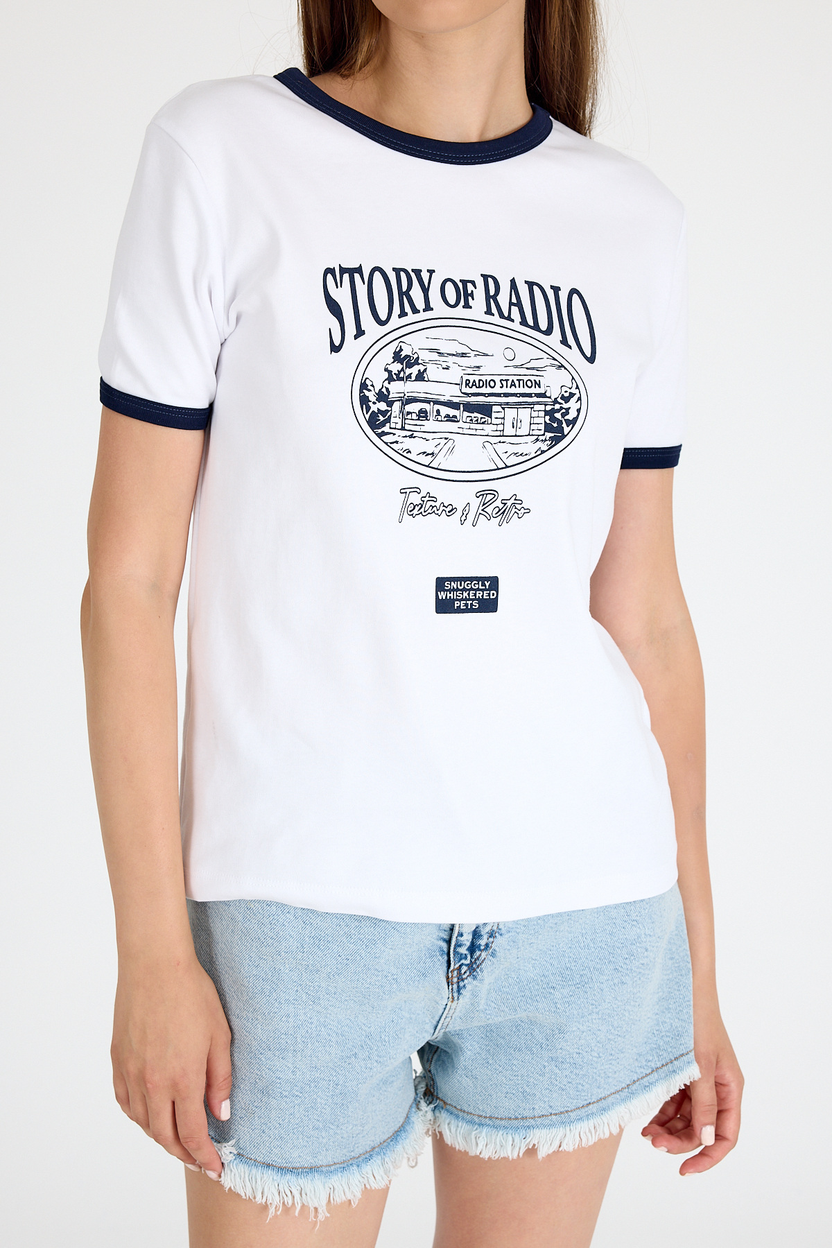 Beyaz Ribana Yaka ve Kol Detaylı Yazı Baskılı Tişört 5875 - RAYS (1)