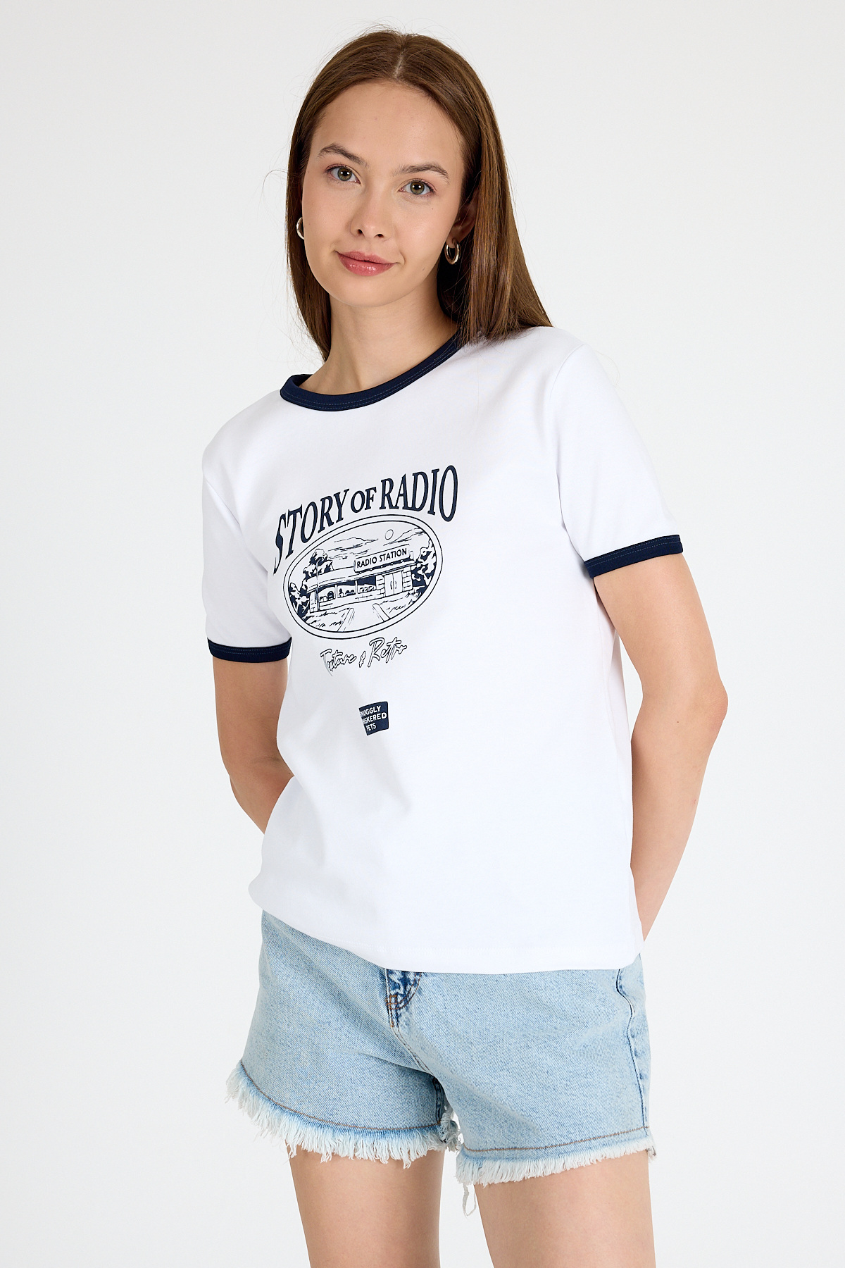 Beyaz Ribana Yaka ve Kol Detaylı Yazı Baskılı Tişört 5875 