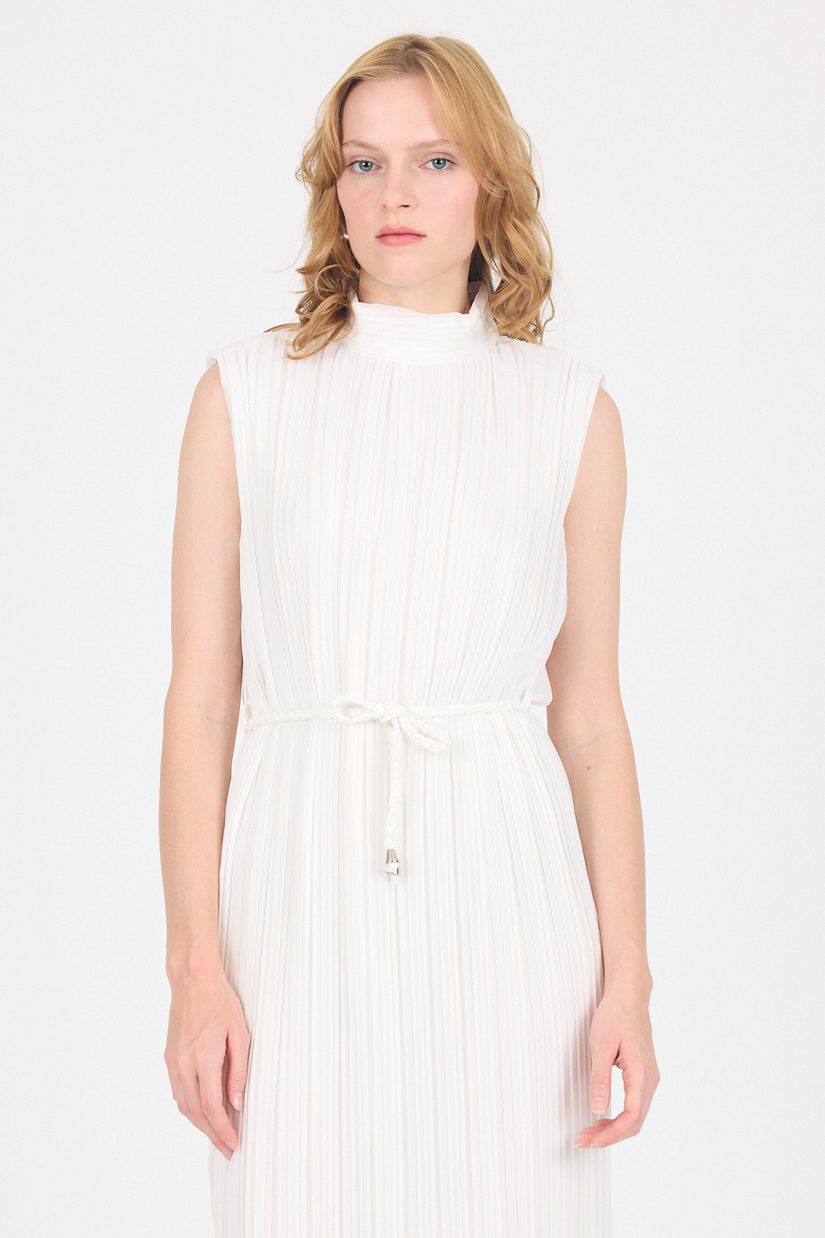 Beyaz Şifon Kolsuz Pileli Bel Bağlamalı Midi Elbise 118 - RAYS