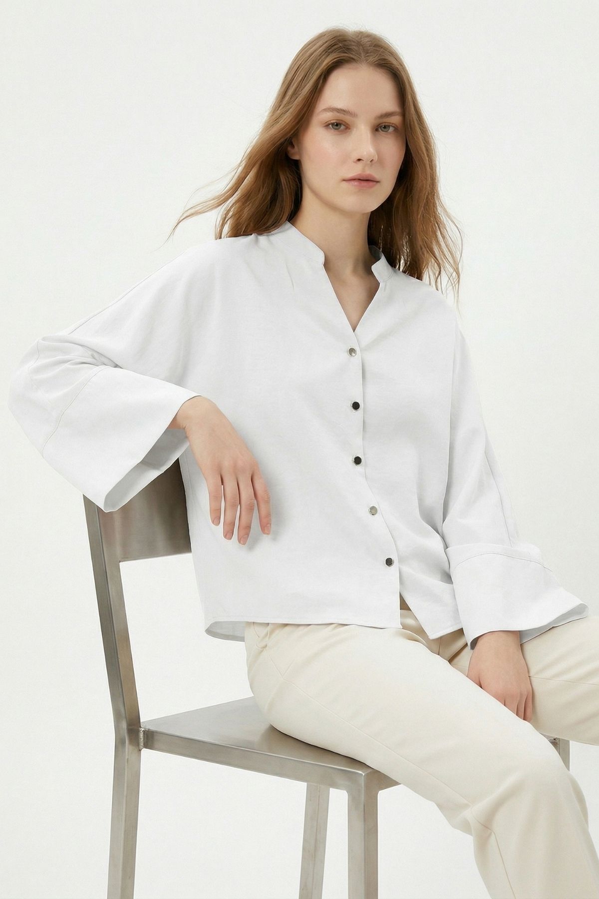 Beyaz V Kesim Düğmeli Bluz 8022 - RAYS