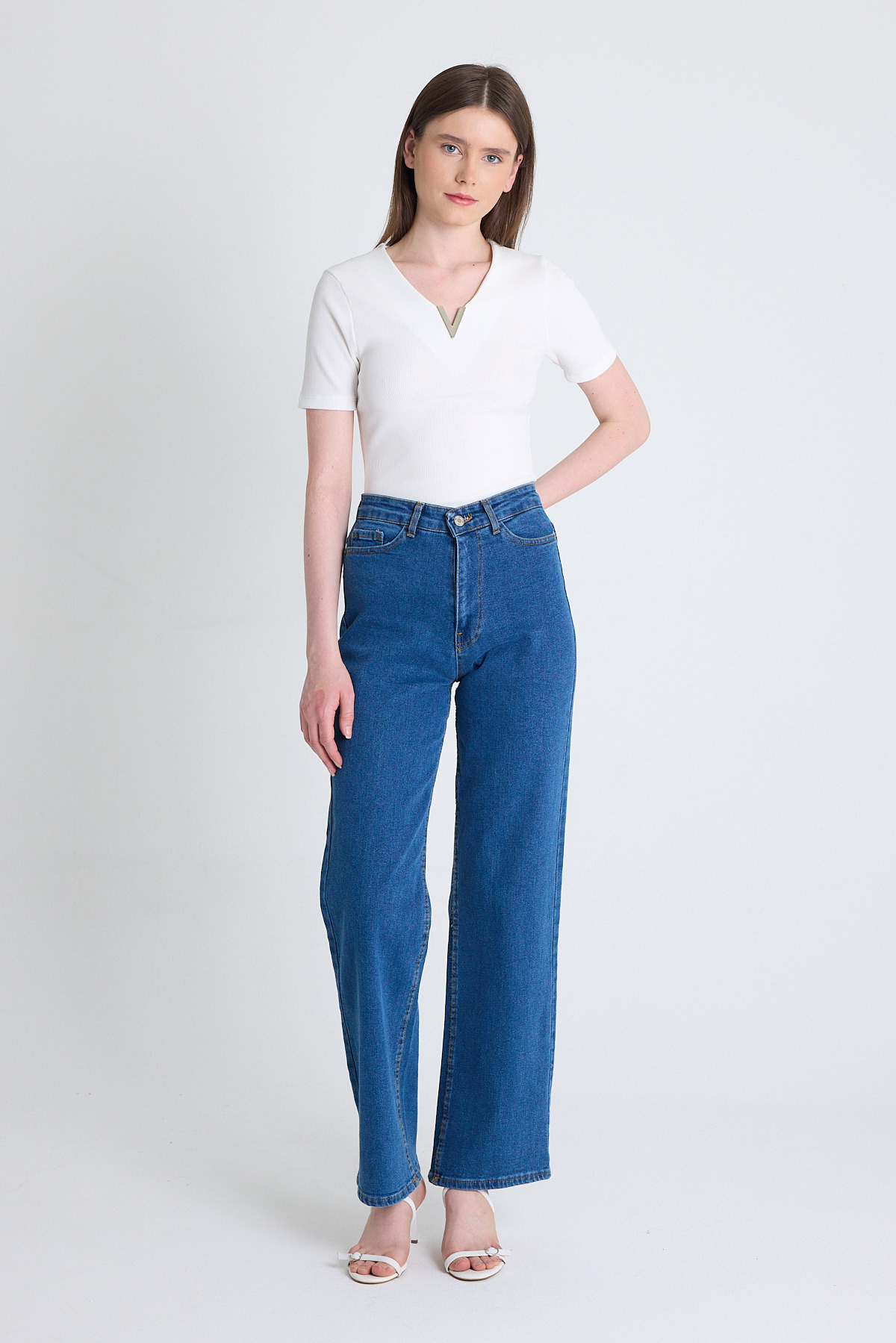 Beyaz V Yaka Aksesuar Detaylı Slim Fit Tişört 9206M - RAYS