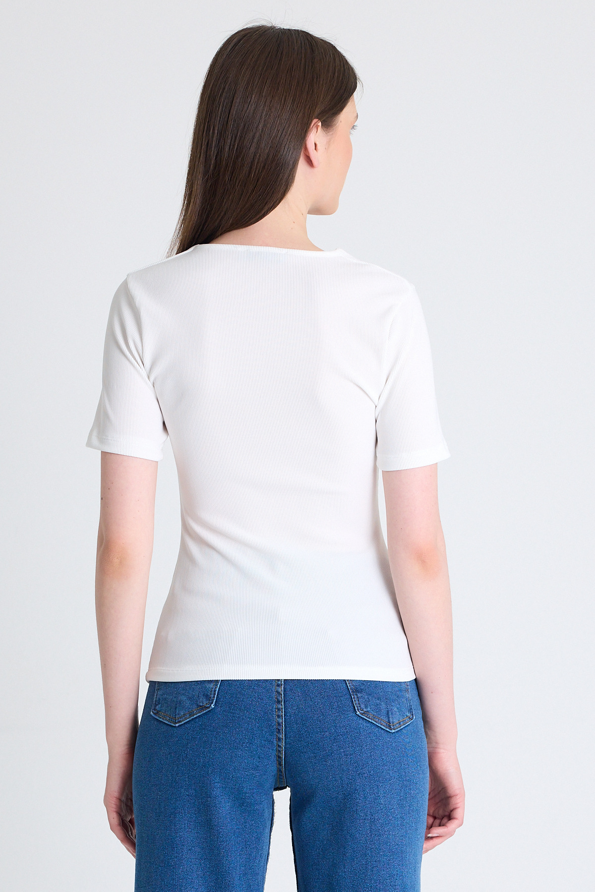 Beyaz V Yaka Aksesuar Detaylı Slim Fit Tişört 9206M - 5