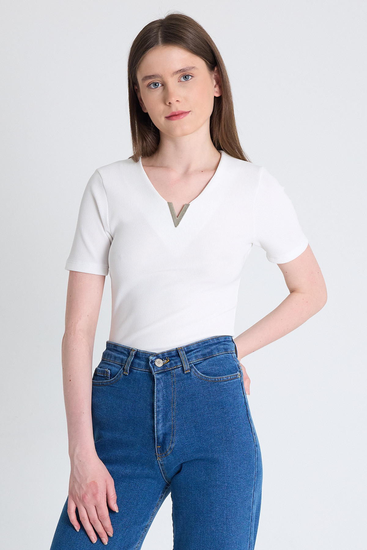 Beyaz V Yaka Aksesuar Detaylı Slim Fit Tişört 9206M - RAYS
