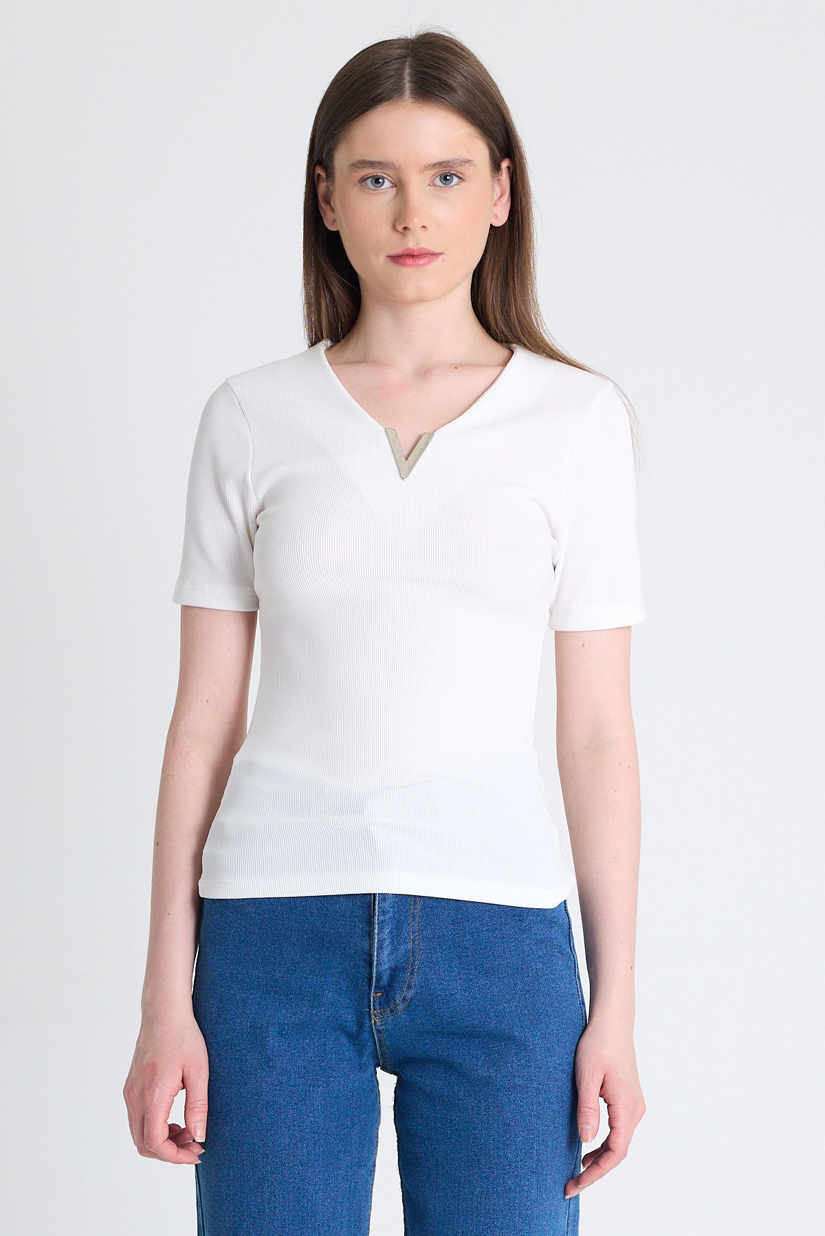 Beyaz V Yaka Aksesuar Detaylı Slim Fit Tişört 9206M - RAYS