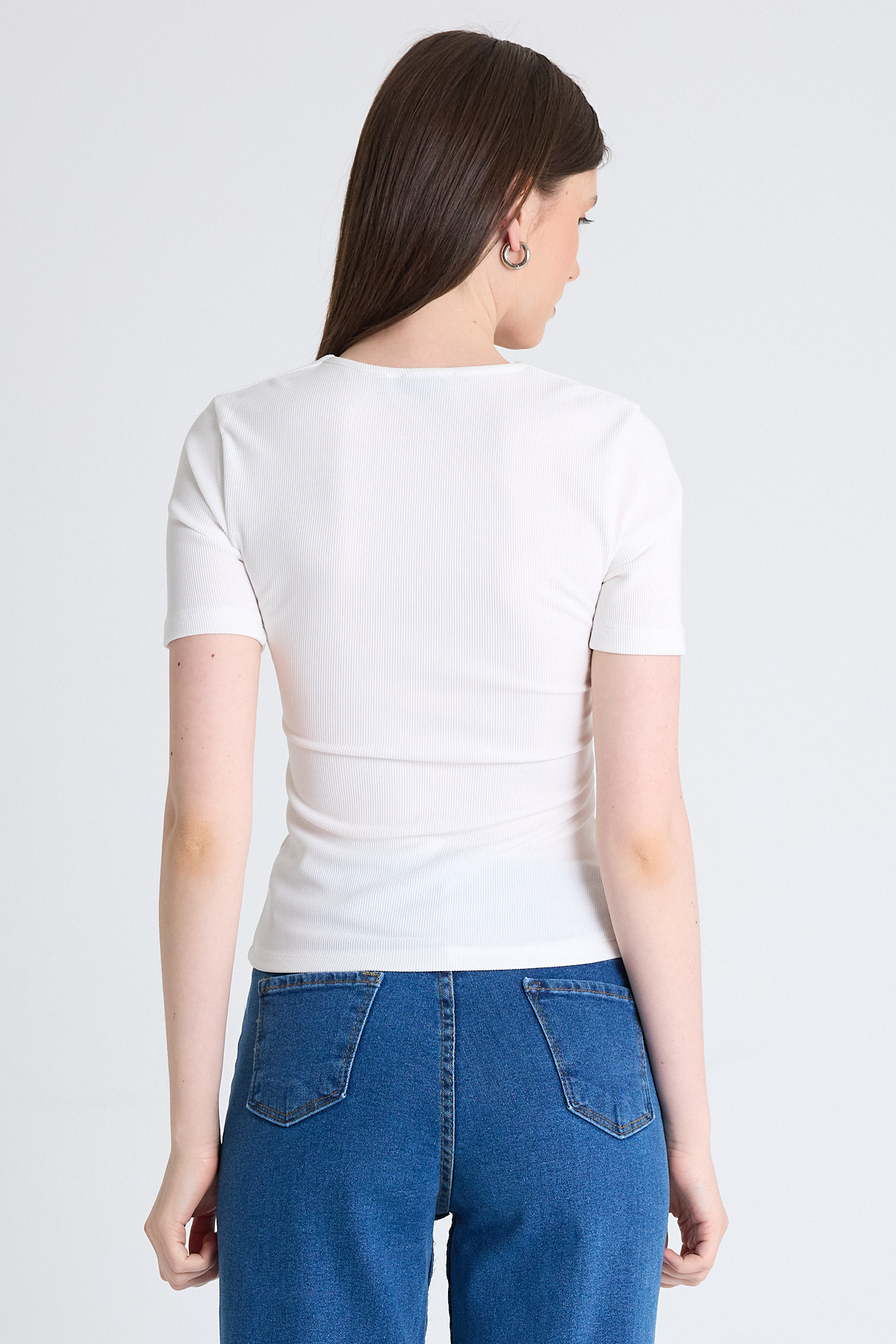 Beyaz V Yaka Düğme Detaylı Kısa Kollu Tişört 9205M - 5