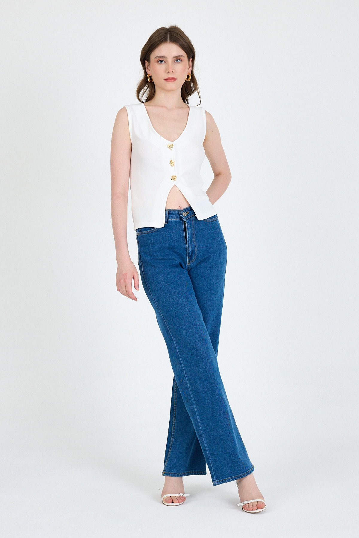 Beyaz V Yaka Düğme Detaylı Kolsuz Bluz 018 - RAYS