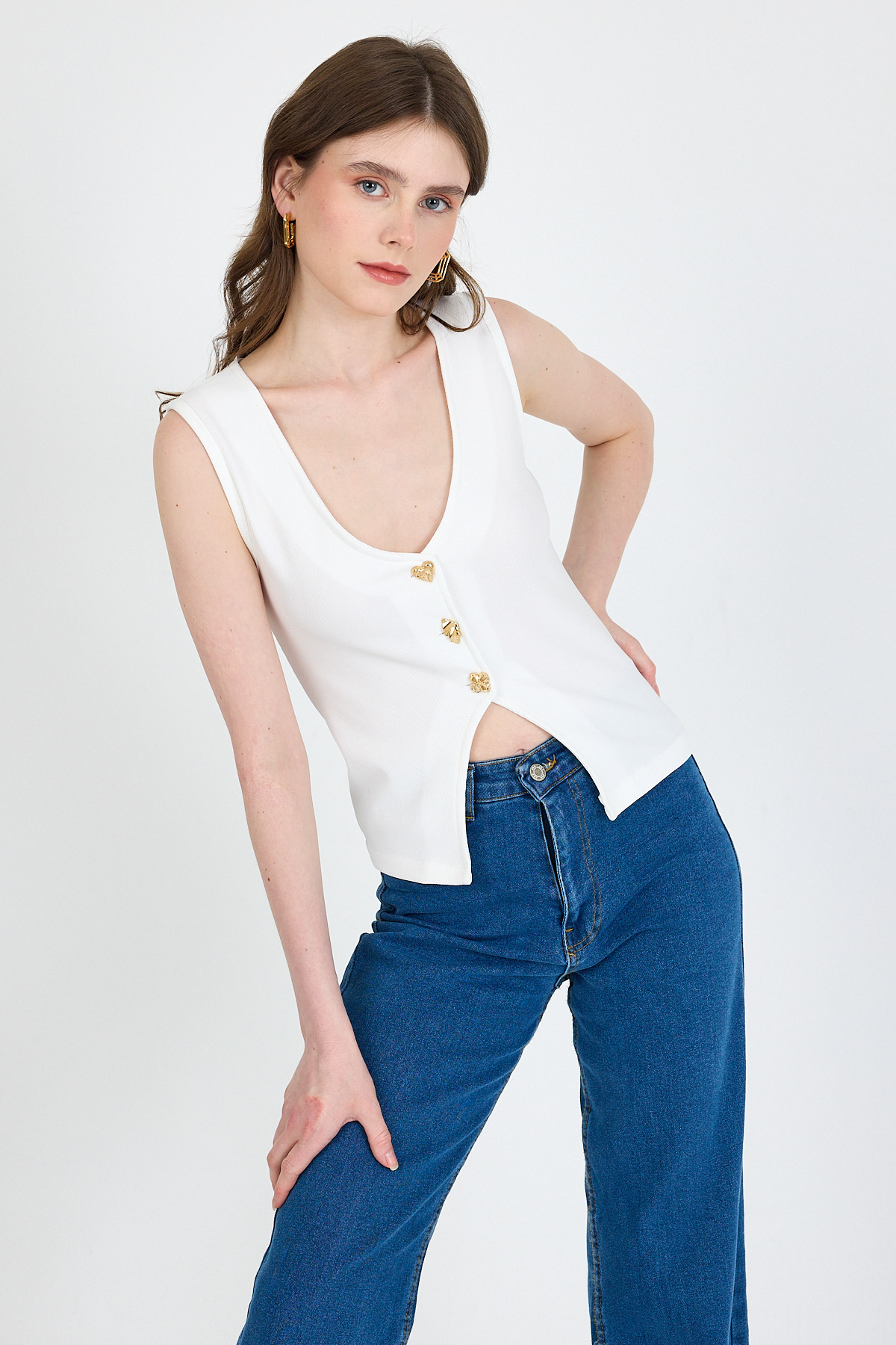 Beyaz V Yaka Düğme Detaylı Kolsuz Bluz 018 - 1