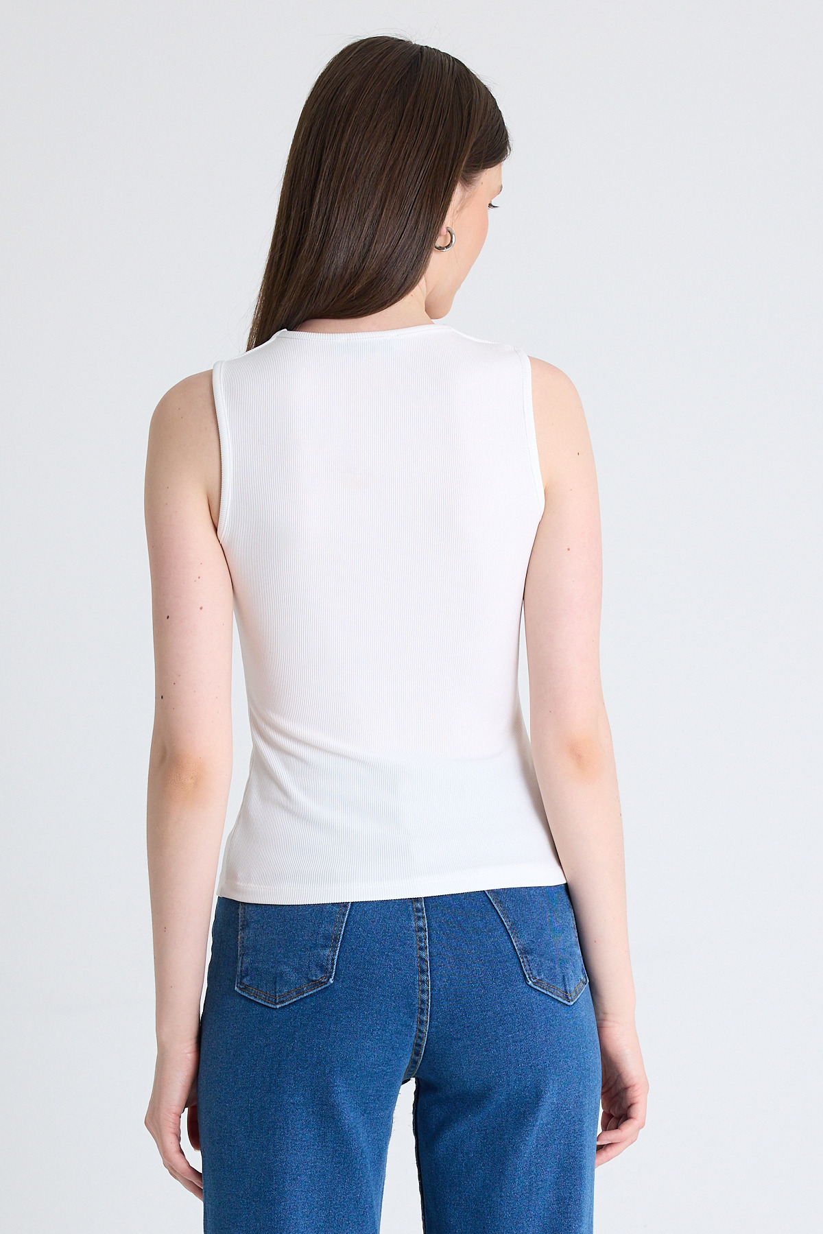 Beyaz V Yaka Düğme Detaylı Kolsuz Bluz 9204M - 5