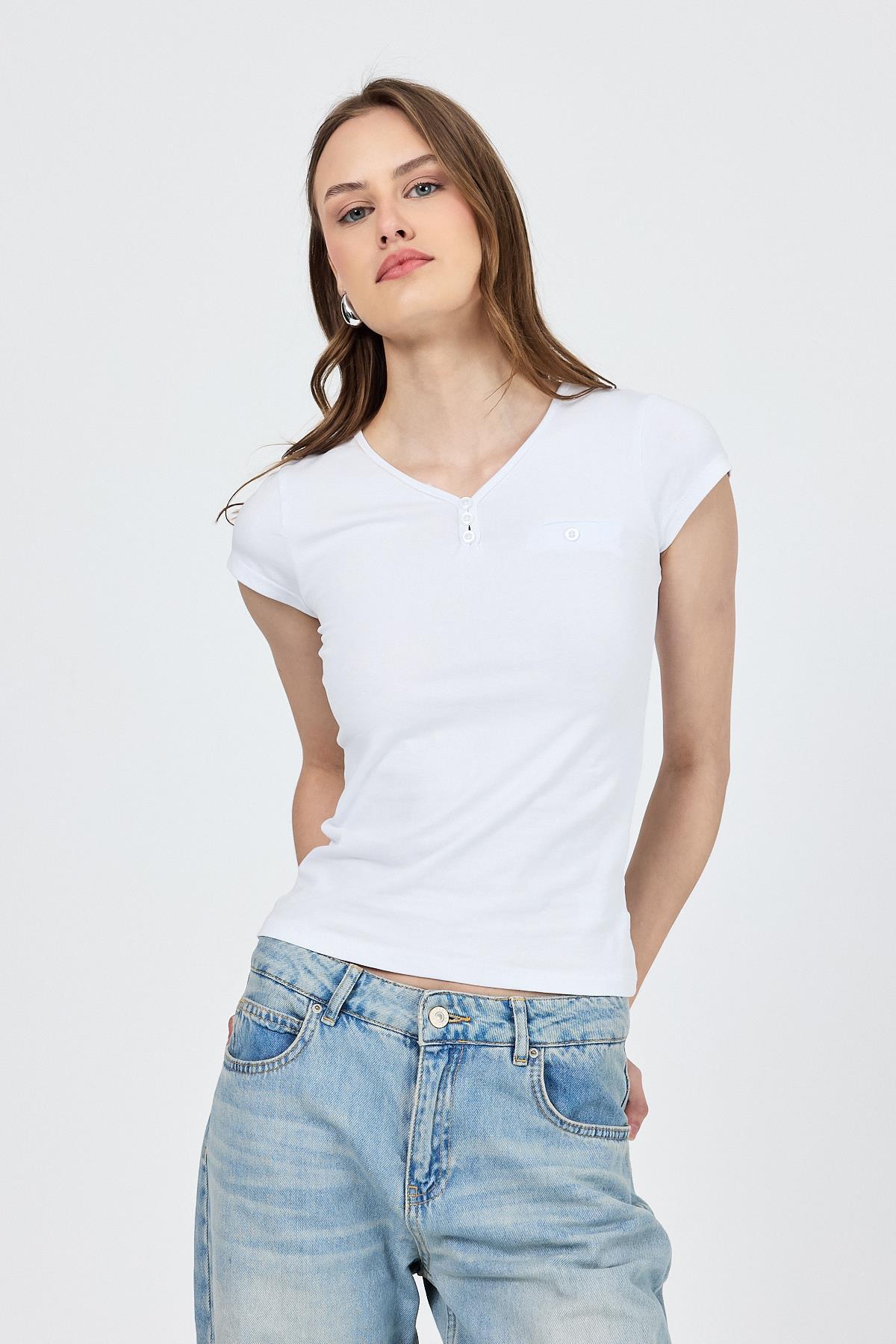 Beyaz V Yaka Düğmeli Cep Detaylı Slim Fit Tişört 2213 
