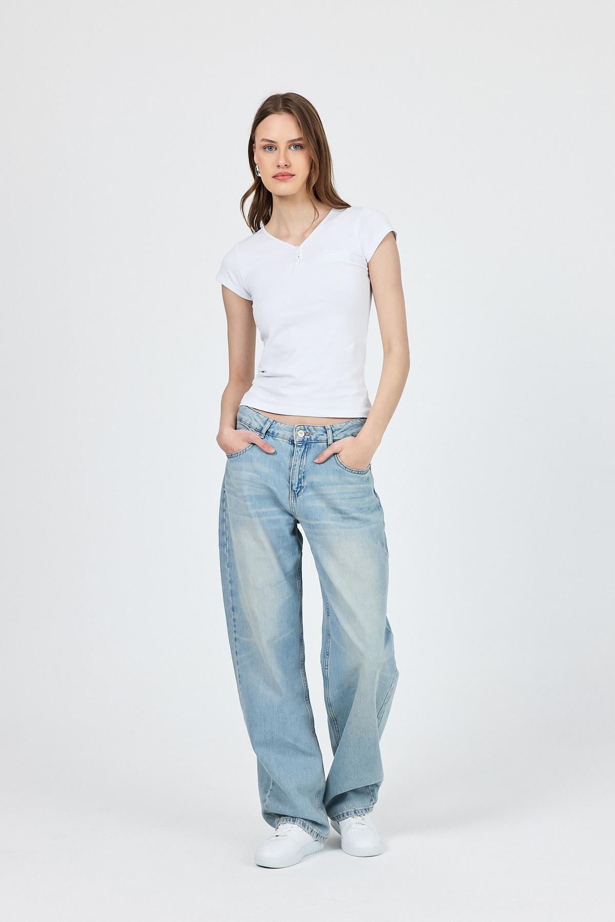 Beyaz V Yaka Düğmeli Cep Detaylı Slim Fit Tişört 2213 - 2