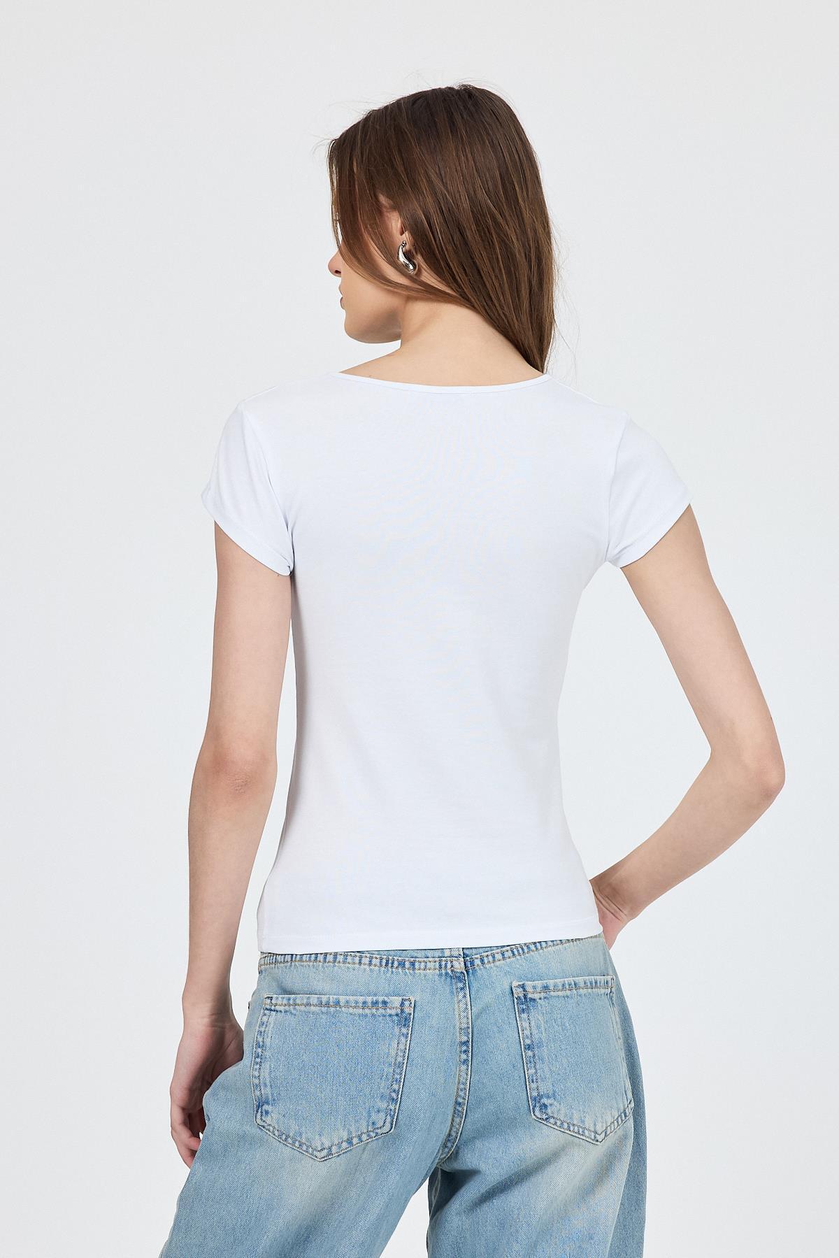 Beyaz V Yaka Düğmeli Cep Detaylı Slim Fit Tişört 2213 - 5