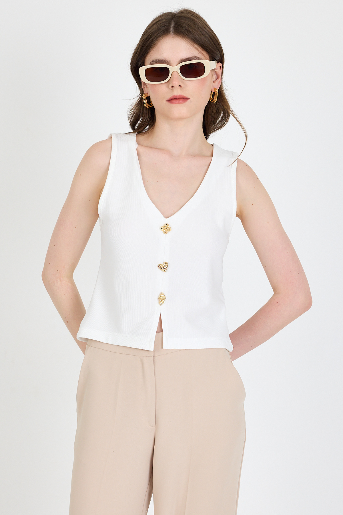 Beyaz V Yaka Düğmeli Kolsuz Bluz 019 - RAYS