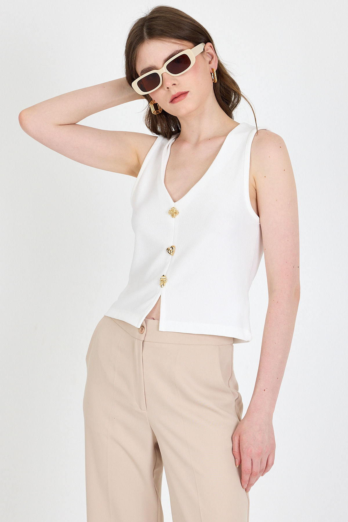 Beyaz V Yaka Düğmeli Kolsuz Bluz 019 - RAYS